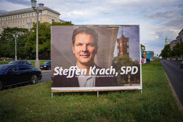 Berlin: Großflächen-Wahlplakat der SPD mit Porträt von Steffen Krach, Spitzenkandidat für das Amt des Regierenden Bürgermeisters, und Schriftzug Steffen Krach, SPD Der nächste Regierende Bürgermeister für Berlin auf einem Mittelstreifen. Wahlkampf, Abgeordnetenhauswahl, Politik, SPD, Wahlwerbung, Plakat, Außenwerbung, Porträt, Straßenverkehr. Copyright: xMilenaxRadatzx