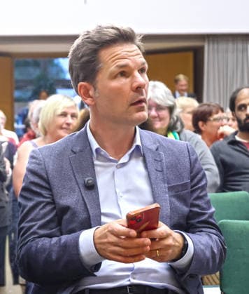Wahlkampf Berlin 2026 Runde 08.09.2026, Germany, Berlin, Landtagswahl 2026, Wahlkampf, Spitzenrunde, Kathalische Bildungsakademie, Talkrunde , Steffen Krach (Spitzenkandidat SPD), , hier Krach Halbfigur Handy, , Portrait  Berlin Berlin Germany