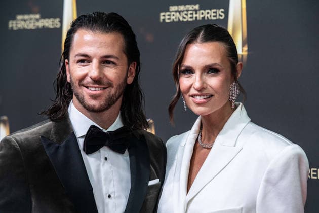Laura WONTORRA, Moderatorin, und Freund Riccardo BASILE, Moderator Roter Teppich, Red Carpet Show, Ankunft, arrival, Verleihung des Deutschen Fernsehpreises, Der Deutsche Fernsehpreis 2026, Deutscher Fernsehpreis 2026 im Confex Koeln, am 09.09.2025.