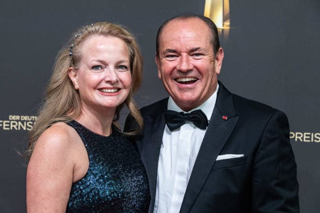 Wolfram KONS, Moderator, und Ehefrau Alexa, Roter Teppich, Red Carpet Show, Ankunft, arrival, Verleihung des Deutschen Fernsehpreises, Der Deutsche Fernsehpreis 2026, Deutscher Fernsehpreis 2026 im Confex Koeln, am 09.09.2025.
