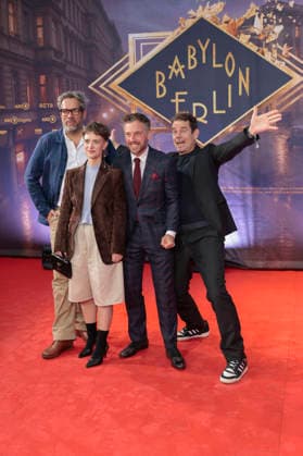 Achim von Borries, Liv Lisa Fries, Volker Bruch und Tom Tykwer bei der Premiere der 5. und finalen Staffel der TV-Serie Babylon Berlin im Naturstrom Openair Kino. Köln, 11.09.2026