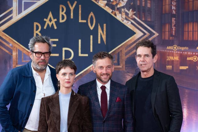 v.l. Achim von BORRIES, Regisseur, Liv Lisa FRIES, Schauspielerin, Volker BRUCH, Schauspieler, Tom TYKWER, Regisseur, Roter Teppich, Red Carpet Show, Ankunft, arrival, Premiere der finalen Staffel von Babylon Berlin am 11.09.2026 im Naturstrom Open Air -Kino im Rheinau-Hafen in Koeln,
