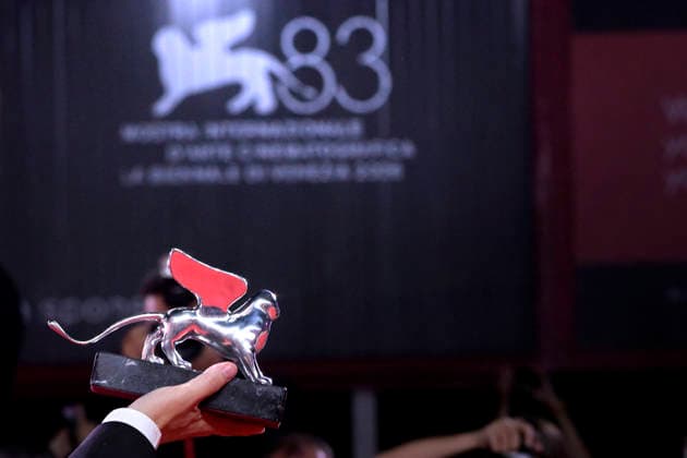 Closing Ceremony of the Venice International Film Festival Director Lee Chang-dong displays the Silver Lion Grand Jury Prize for *Possible Love* following the closing gala of the Venice International Film Festival on September 11, 2026, in Venice, Italy. The festival, the oldest in the world, celebrated its 83rd edition this year. The international jury, chaired by Maggie Gyllenhaal, awarded the Golden Lion for Best Film and the other official prizes: the Grand Jury Prize, the Silver Lion for Best Director, Volpi Cups for Best Actress and Best Actor, Best Screenplay Award, Special Jury Prize, and the Marcello Mastroianni Award for Young Performers. SEPTEMBER 12, 2026 VENICE FILM FESTIVAL FILM AWARDS ACTORS ACTRESSES DIRECTOR Venice, Italy Copyright: xRoccoxSpazianix 7770134
