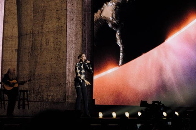 Exclusive: Quebec singer Céline Dion makes a triumphant return to the stage at the Plénitude Arena to kick off her Paris residency, a series of sixteen concerts scheduled through October 17, 2026. Ten additional dates are planned for May 2027. In front of an audience of approximately 30,000 people from all over the world, the 58-year-old artist performed her first full concert in six years, following a long hiatus due to her battle with stiff-person syndrome, a rare neurological disorder diagnosed in 2022. Visibly moved, Céline Dion paused her first song, On ne change pas, overcome with emotion, before launching into a show lasting more than two hours, featuring her greatest hits, including My Heart Will Go On, Pour que tu m’aimes enc Copyright: xAgencex xBestimagexAgencex xBestimagex