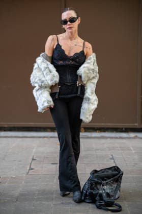 London Fashion Week in London - 17 Sep 2026 An attendee arrives wearing sunglasses and faux fur coat at the Francesca Lake Womenswear and Menswear presentation, held at NEWGEN, 180 Strand, London, as part of London Fashion Week 2026. Models and members of the fashion industry arrive at NEWGEN, 180 Strand, London, for the Francesca Lake Womenswear and Menswear presentation during the London Fashion Week 2026. The presentation showcases the latest collections by British designer Francesca Lake as part of the official London Fashion Week schedule, bringing together models, fashion professionals, media and industry guests at the central London venue. London United Kingdom Copyright: xJamesxWilloughbyx xSOPAxImagesx JWILLOUGHBY_3420