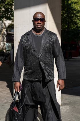 London Fashion Week in London - 17 Sep 2026 An attendee arrives wearing black silk suit and sunglasses at the Francesca Lake Womenswear and Menswear presentation, held at NEWGEN, 180 Strand, London, as part of London Fashion Week 2026. Models and members of the fashion industry arrive at NEWGEN, 180 Strand, London, for the Francesca Lake Womenswear and Menswear presentation during the London Fashion Week 2026. The presentation showcases the latest collections by British designer Francesca Lake as part of the official London Fashion Week schedule, bringing together models, fashion professionals, media and industry guests at the central London venue. London United Kingdom Copyright: xJamesxWilloughbyx xSOPAxImagesx JWILLOUGHBY_3427