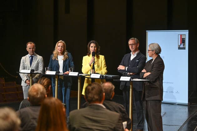 Pressekonferenz zur Vorstellung des designierten Intendanten der Salzburger Festpiele im Grossen festspielhaus in Salzburg, fotografiert am 18.09.26. Das Bild zeigt v.l.n.r.: Bürgermeister der Stadt Salzburg, Bernhard Auinger, Präsidentin der Salzburger festspiele Kristina Hammer, Landeshauptfrau des österreichischen Bundeslandes Salzburg, Karoline Edtstadler, designierter Intendant der Salzburger Festspiele, Peter de Caluwe, Leiterin der Kunst- und Kultursektion des Bundes, Theresia Niedermüller, vor Publikum 2026 - Pressekonferenz zur Vorstellung des designierten Intendanten der Salzburger Festpiele im Grossen festspielhaus in Salzburg, am 18.09.26