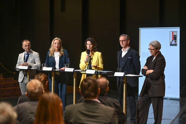Pressekonferenz zur Vorstellung des designierten Intendanten der Salzburger Festpiele im Grossen festspielhaus in Salzburg, fotografiert am 18.09.26. Das Bild zeigt v.l.n.r.: Bürgermeister der Stadt Salzburg, Bernhard Auinger, Präsidentin der Salzburger festspiele Kristina Hammer, Landeshauptfrau des österreichischen Bundeslandes Salzburg, Karoline Edtstadler, designierter Intendant der Salzburger Festspiele, Peter de Caluwe, Leiterin der Kunst- und Kultursektion des Bundes, Theresia Niedermüller, vor Publikum 2026 - Pressekonferenz zur Vorstellung des designierten Intendanten der Salzburger Festpiele im Grossen festspielhaus in Salzburg, am 18.09.26