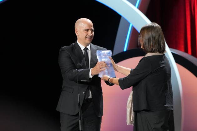 The 74th San Sebastián International Film Festival Kicks Off FIPRESCI Vice President Paola Casella presents the FIPRESCI Award to the vice president of Warner Spain, Carlos Prada, who accepts it on behalf of Paul Thomas Anderson for his film *One Battle After Another* during the opening of the 74th edition of the San Sebastián International Film Festival at the Kursaal Conference Center and Auditorium on September 18, 2026, in San Sebastián, Guipúzcoa, Basque Country, Spain. The San Sebastián Film Festival kicks off its 74th edition this Friday, September 18, and will run through September 26, featuring one of the largest gatherings of stars in recent years, with names such as Brad Pitt, Penélope Cruz, Orlando Bloom, Rami Malek, Jeremy Iro Copyright: xUnanuex 7784569