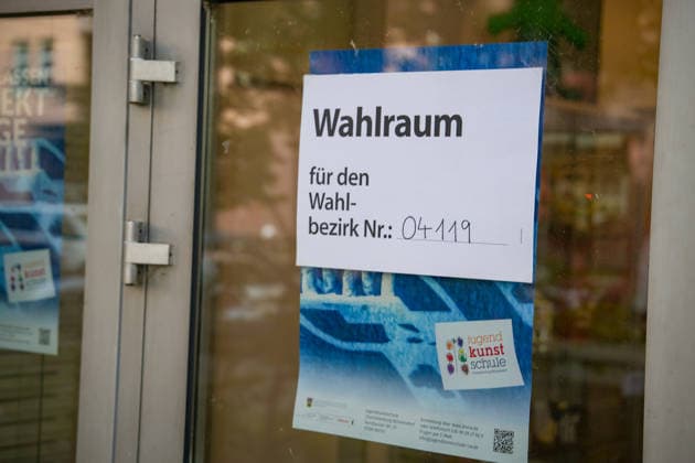Berlin, Deutschland 20.09.2026: Schild Wahlraum für den Wahlbezirk Nr. 04119 an einem Wahllokal zur Wahl zum Abgeordnetenhaus von Berlin. Wahllokal, Wahlraum, Wahlbezirk, Berlin-Wahl, Abgeordnetenhauswahl, Wahl 2026, Stimmabgabe, Urnengang, Demokratie, Wähler, Wahlsonntag, Landespolitik, Politik, Symbolfoto. Copyright: xAlonxDavidx