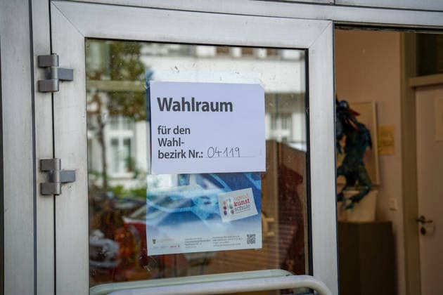 Berlin, Deutschland 20.09.2026: Schild Wahlraum für den Wahlbezirk Nr. 04119 an einem Wahllokal zur Wahl zum Abgeordnetenhaus von Berlin. Wahllokal, Wahlraum, Wahlbezirk, Berlin-Wahl, Abgeordnetenhauswahl, Wahl 2026, Stimmabgabe, Urnengang, Demokratie, Wähler, Wahlsonntag, Landespolitik, Politik, Symbolfoto. Copyright: xAlonxDavidx