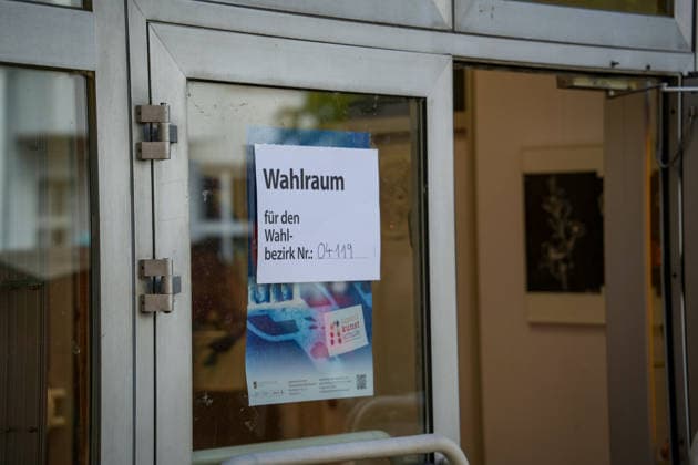 Berlin, Deutschland 20.09.2026: Schild Wahlraum für den Wahlbezirk Nr. 04119 an einem Wahllokal zur Wahl zum Abgeordnetenhaus von Berlin. Wahllokal, Wahlraum, Wahlbezirk, Berlin-Wahl, Abgeordnetenhauswahl, Wahl 2026, Stimmabgabe, Urnengang, Demokratie, Wähler, Wahlsonntag, Landespolitik, Politik, Symbolfoto. Copyright: xAlonxDavidx