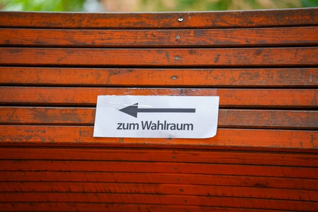 Berlin, Deutschland 20.09.2026: Hinweisschild zum Wahlraum mit Richtungspfeil an einem Wahllokal zur Wahl zum Abgeordnetenhaus von Berlin. Wahllokal, Wahlraum, Wegweiser, Hinweisschild, Berlin-Wahl, Abgeordnetenhauswahl, Wahl 2026, Stimmabgabe, Urnengang, Wahlsonntag, Demokratie, Wähler, Landespolitik, Politik, Symbolfoto. Copyright: xAlonxDavidx