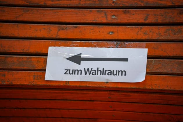 Berlin, Deutschland 20.09.2026: Hinweisschild zum Wahlraum mit Richtungspfeil an einem Wahllokal zur Wahl zum Abgeordnetenhaus von Berlin. Wahllokal, Wahlraum, Wegweiser, Hinweisschild, Berlin-Wahl, Abgeordnetenhauswahl, Wahl 2026, Stimmabgabe, Urnengang, Wahlsonntag, Demokratie, Wähler, Landespolitik, Politik, Symbolfoto. Copyright: xAlonxDavidx