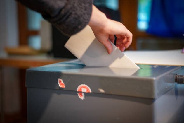 Berlin, Deutschland 20.09.2026: Ein Wähler wirft seinen Stimmzettel in eine Wahlurne bei der Wahl zum Abgeordnetenhaus von Berlin. Stimmabgabe, Wahlurne, Stimmzettel, Wähler, Hand, Wahllokal, Berlin-Wahl, Abgeordnetenhauswahl, Wahl 2026, Wahlsonntag, Urnengang, geheime Wahl, Demokratie, Bürgerrecht, Landespolitik, Politik, Detailaufnahme, Symbolfoto. Copyright: xAlonxDavidx