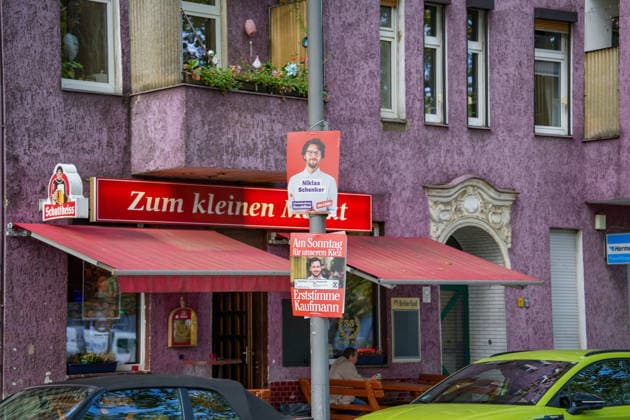 Berlin, Deutschland 20.09.2026: Wahlplakat des Linke-Kandidaten Niklas Schenker zur Wahl zum Abgeordnetenhaus von Berlin vor einer Berliner Eckkneipe. Die Linke, Niklas Schenker, Wahlplakat, Berlin-Wahl, Abgeordnetenhauswahl, Wahl 2026, Wahlkampf, Parteien, Kiez, Eckkneipe, Gastronomie, Stadtbild, Charlottenburg, Landespolitik, Politik, Straßenansicht. Copyright: xAlonxDavidx