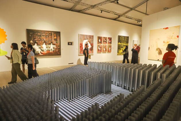 September 20, 2026, Surabaya, East Java, Indonesia: Visitors observe contemporary artworks at the ArtSubs 2026 exhibition at Balai Pemuda, Surabaya, East Java, Indonesia, on September 20, 2026. Titled border, threshold, beyond, the art exhibition features 500 works by 113 artists from across Indonesia, serving as a response to the public s need for a space of contemplation, reflection, and entertainment. Surabaya Indonesia - ZUMAp290 20260920_zip_p290_008 Copyright: xRendyxAgungxPrakosox