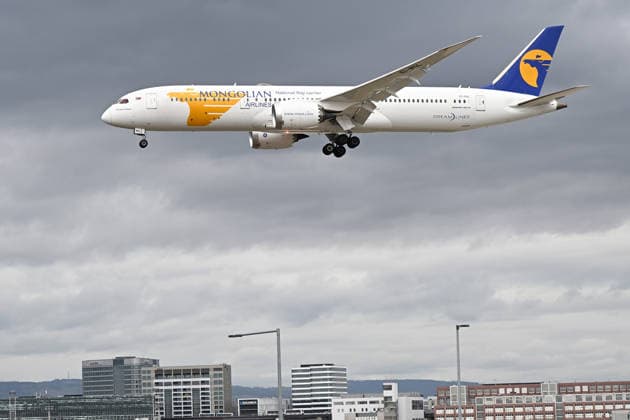 20.09.2026, xsvx, Reise, Urlaub,Wirtschaft, emwir, EI-MGL, MIAT Mongolian Airlines, Mongolei, Boeing 787-9 Dreamliner, Standardlackierung, 4CAA15, 2 × General Electric GEnx-1B Turbofan-Triebwerke, Baujahr 2019, Seriennummer 60326, Flugzeugname Khubilai Khaan, Ehemalige Kennung B-20AF, Irische Registrierung trotz mongolischer Fluggesellschaft. im Landeanflug auf Frankfurt Arrival Frankfurt