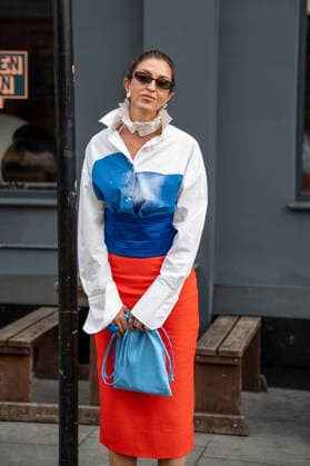 Attendees arrive at the Erderm Catwalk Show London, UK - 20 Sept 2026 An attendee arrives at the Erdem catwalk show, held at the Roundhouse in Camden, London, as part of London Fashion Week 2026. Models and members of the fashion industry gather at the Roundhouse in Camden, London, for the Erdem catwalk show during London Fashion Week 2026. The event forms part of the official London Fashion Week schedule, bringing together models, designers, fashion professionals, media and guests for the presentation of Erdem s latest collection. London United Kingdom Copyright: xJamesxWilloughbyx xSOPAxImagesx JWILLOUGHBY_3474