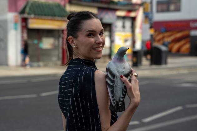 Attendees arrive at the Erderm Catwalk Show London, UK - 20 Sept 2026 An attendee arrives wearing a black dress and carrying a plastic pigeon at the Erdem catwalk show, held at the Roundhouse in Camden, London, as part of London Fashion Week 2026. Models and members of the fashion industry gather at the Roundhouse in Camden, London, for the Erdem catwalk show during London Fashion Week 2026. The event forms part of the official London Fashion Week schedule, bringing together models, designers, fashion professionals, media and guests for the presentation of Erdem s latest collection. London United Kingdom Copyright: xJamesxWilloughbyx xSOPAxImagesx JWILLOUGHBY_3470