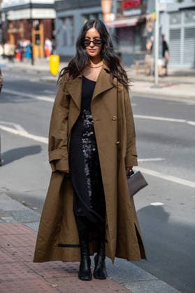 Attendees arrive at the Erderm Catwalk Show London, UK - 20 Sept 2026 An attendee arrives wearing a black dress and brown coat at the Erdem catwalk show, held at the Roundhouse in Camden, London, as part of London Fashion Week 2026. Models and members of the fashion industry gather at the Roundhouse in Camden, London, for the Erdem catwalk show during London Fashion Week 2026. The event forms part of the official London Fashion Week schedule, bringing together models, designers, fashion professionals, media and guests for the presentation of Erdem s latest collection. London United Kingdom Copyright: xJamesxWilloughbyx xSOPAxImagesx JWILLOUGHBY_3472
