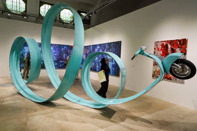 September 20, 2026, Surabaya, East Java, Indonesia: Visitors observe contemporary artworks at the ArtSubs 2026 exhibition at Balai Pemuda, Surabaya, East Java, Indonesia, on September 20, 2026. Titled border, threshold, beyond, the art exhibition features 500 works by 113 artists from across Indonesia, serving as a response to the public s need for a space of contemplation, reflection, and entertainment. Surabaya Indonesia - ZUMAp290 20260920_zip_p290_017 Copyright: xRendyxAgungxPrakosox
