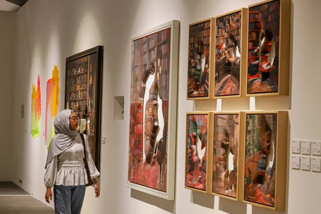 September 20, 2026, Surabaya, East Java, Indonesia: Visitors observe contemporary artworks at the ArtSubs 2026 exhibition at Balai Pemuda, Surabaya, East Java, Indonesia, on September 20, 2026. Titled border, threshold, beyond, the art exhibition features 500 works by 113 artists from across Indonesia, serving as a response to the public s need for a space of contemplation, reflection, and entertainment. Surabaya Indonesia - ZUMAp290 20260920_zip_p290_028 Copyright: xRendyxAgungxPrakosox