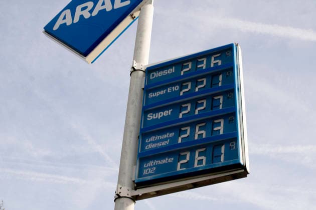 Hohe Spritpreise an Aral-Tankstelle in Illingen-Uchtelfangen Preistafel einer Aral-Tankstelle in Illingen-Uchtelfangen im Saarland am 24. September 2026. Diesel kostet 2,369 Euro pro Liter, Super E10 2,219 Euro und Super 2,279 Euro. Die Premiumkraftstoffe Ultimate Diesel werden mit 2,639 Euro und Ultimate 102 mit 2,619 Euro pro Liter angezeigt. Die Aufnahme zeigt aktuelle hohe Kraftstoffpreise und eignet sich als Symbolbild für steigende Spritpreise, Energiekosten, Mobilitätskosten und Belastungen für Autofahrer. Das Foto wurde am 24. September 2026 in Illingen-Uchtelfangen, Saarland, aufgenommen.
