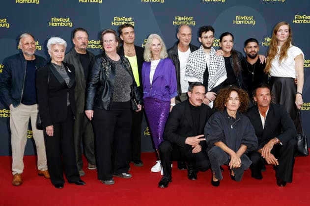 Jogi Kaiser, Nicole Heesters, Peter Kurth, Ute Böhnke, Enrique Fiß, Gast, Martin Brambach, Shadi Eck, Katy Karrenbauer, Maradona Akkouch, Pheline Roggan, Sönke Möhring, Marie-Lou Sellem und Stephan Luca bei der Premiere der ARD-Serie Friesenjunkies auf dem 34. Filmfest Hamburg 2026 im Cinemaxx Dammtor. Hamburg, 25.09.2026