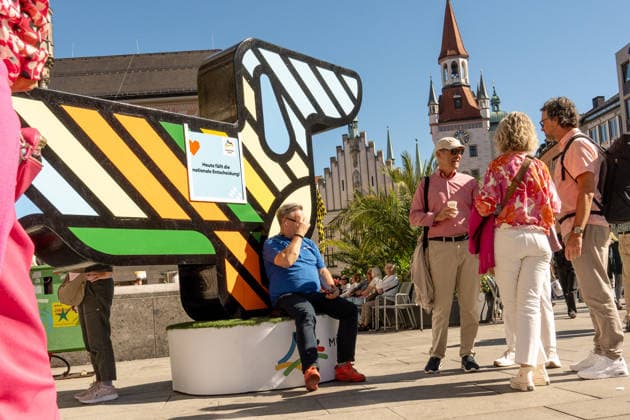 Münchner Olympia-Bewerbung erfolgreich, München wird deutscher Olympia-Bewerber, Olympia-Maskottchen Dackel Waldi auf dem Marienplatz, München, 26. September 2026 Deutschland, München, 26. September 2026, Münchner Olympia-Bewerbung erfolgreich, München wird deutscher Olympia-Bewerber, Olympia-Maskottchen Dackel Waldi auf dem Marienplatz, Passanten, Münchner Olympia-Bewerbung mit drei Meter hohem Riesen-Dackel, Marienplatz, Entscheidung des Deutschen Olympischen Sportbunds DOSB für München als Austragungsort der Olympiade 2036, 2040 oder 20244, Sport, Bayern