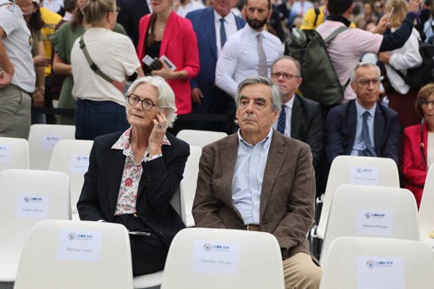 François Fillon and his wife Pénélope Fillon Celebrities at Pope Leo XIV’s grand Mass on the Place de la Concorde in Paris on September 26, 2026 Between the Avenue des Champs-Élysées and the Place de la Concorde, 700,000 faithful and onlookers, coming from all corners of the globe, gathered to attend the Mass celebrated by the Holy Father. The apostolic journey, from September 25 to 28, 2026, will continue in Lourdes and Metz. Jacovides Moreau Bestimage Celebrities attending the grand Mass celebrated by Pope Leo XIV at the Place de la Concorde in Paris on September 26, 2026. Between the Avenue des Champs-Élysées and the Place de la Concorde, 700,000 worshippers and onlookers from around the world gathered to attend the Mass celebrated by t Copyright: xJACOVIDES-MOREAUx xBESTIMAGExJACOVIDES-MOREAUx xBESTIMAGEx