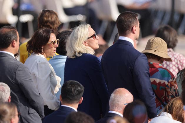 Marine Le Pen, Jordan Bardella: Celebrities at Pope Leo XIV’s grand Mass on the Place de la Concorde in Paris on September 26, 2026. Between the Avenue des Champs-Élysées and the Place de la Concorde, 700,000 faithful and onlookers, coming from all corners of the globe, gathered to participate in the Mass celebrated by the Holy Father. The apostolic journey, from September 25 to 28, 2026, will continue in Lourdes and Metz Jacovides Moreau Bestimage Celebrities attending the grand Mass celebrated by Pope Leo XIV at the Place de la Concorde in Paris on September 26, 2026 Between the Avenue des Champs-Élysées and the Place de la Concorde, 700,000 worshippers and onlookers from around the world gathered to attend the Mass celebrated by the Hol Copyright: xJACOVIDES-MOREAUx xBESTIMAGExJACOVIDES-MOREAUx xBESTIMAGEx