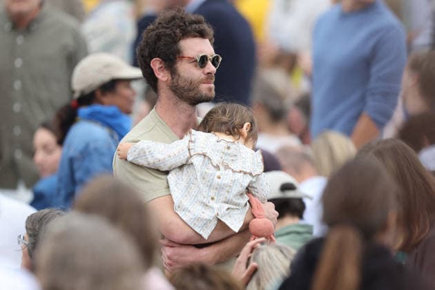 Guest: Celebrities at Pope Leo XIV’s grand Mass on Place de la Concorde in Paris on September 26, 2026. Between the Avenue des Champs-Élysées and Place de la Concorde, 700,000 faithful and onlookers, from all corners of the globe, gathered to attend the Mass celebrated by the Holy Father. The apostolic journey, from September 25 to 28, 2026, will continue in Lourdes and Metz. Jacovides Moreau Bestimage Celebrities attending the grand mass celebrated by Pope Leo XIV at the Place de la Concorde in Paris on September 26, 2026. Between the Avenue des Champs-Élysées and the Place de la Concorde, 700,000 worshippers and onlookers from around the world gathered to attend the Mass celebrated by the Holy Father. The apostolic journey, taking place Copyright: xJACOVIDES-MOREAUx xBESTIMAGExJACOVIDES-MOREAUx xBESTIMAGEx