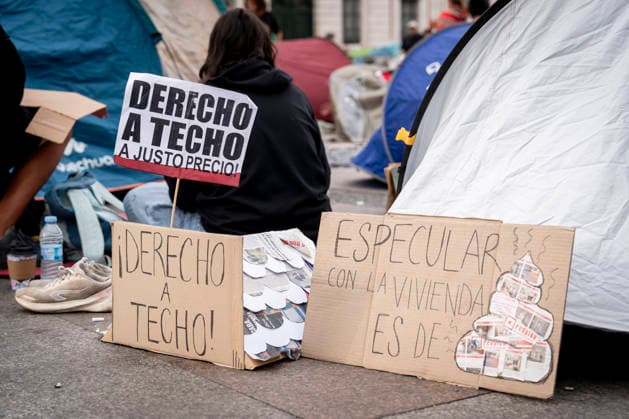 500 people spend the night at Madrid’s Puerta del Sol after camping out to demand the Maricarmen decree. Numerous people carrying banners with the slogan Right to Housing gather in tents at Puerta del Sol to demand the passage of a housing decree, on September 27, 2026, in Madrid, Spain. 500 people spent the night in Madrid’s Puerta del Sol this Sunday after camping out in about a hundred tents all night, according to figures provided by the Government Delegation to Europa Press, to demand the approval of a housing decree, which they have dubbed the Maricarmen Decree, at the Council of Ministers meeting to be held on Tuesday, September 29, 2026. SEPTEMBER 27, 2026 CAMP-OUT IN MADRID, SPAIN Copyright: xA.xPÃ rezxMecax 7803863