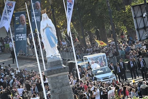 POPE S VISIT TO FRANCE BASTIEN ARBERET MAXPPP LOURDES SEPTEMBER 27, 2026 BASTIEN ARBERET MAXPPP PAPAMOBILE PARADE ON THE ESPLANADE DU ROSAIRE VISIT BY POPE LEON XIV TO THE SHRINE OF NOTRE DAME DE LOURDES, HAUTES-PYRÉNÉES, ON SEPTEMBER 27, 2026 APOSTOLIC VISIT TO FRANCE September 27, 2026, Lourdes, France. Pope Leo XIV is on an apostolic visit to France from September 25 to 28, 2026. LOURDES, HAUTES-PYRÉNÉES, France Copyright: xMAXPPPxBASTIENxARBERETx MXP202609275708 MXP202609275708