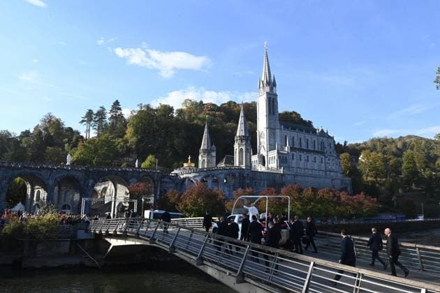 POPE S VISIT TO FRANCE MAXPPP LOURDES SEPTEMBER 27, 2026 BASTIEN ARBERET MAXPPP PAPAMOBILE PARADE POPE LEON XIV S VISIT TO THE SHRINE OF OUR LADY OF LOURDES, Hautes-Pyrénées, September 27, 2026, Apostolic Visit to France, September 27, 2026, Lourdes, France. Pope Leo XIV is on an apostolic visit to France from September 25 to 28, 2026. LOURDES, HAUTES-PYRÉNÉES, France Copyright: xMAXPPPxBASTIENxARBERETx MXP202609275722 MXP202609275722