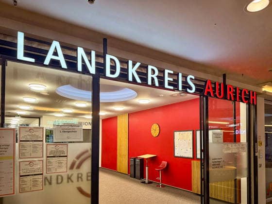 Aurich, Deutschland: Eingang zum Kreishaus und Sitz der Kreisverwaltung des Landkreises Aurich am Fischteichweg 7 13. Landkreis Aurich, Kreishaus, Kreisverwaltung, Verwaltungsgebäude, Eingang, Außenansicht, Behörde, öffentliche Verwaltung, Kommune, Kommunalpolitik, Niedersachsen, Ostfriesland, Aurich, Rathaus, Verwaltung, Symbolfoto. Copyright: xHans-JoachimxSteinsiekx