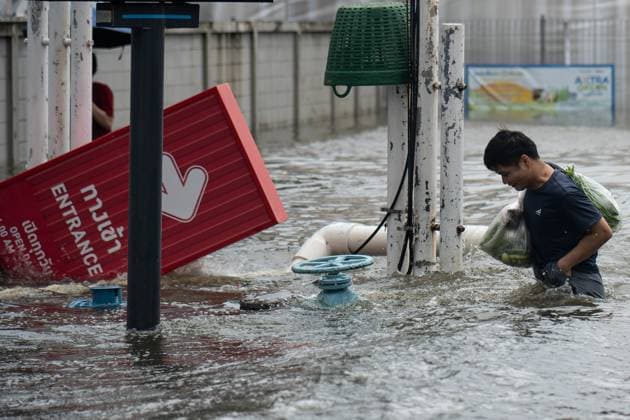 September 27, 2026, Bangkok, Thailand: BANGKOK, THAILAND †SEPTEMBER 27, 2026: Heavy rain caused widespread flooding across Bangkok, affecting residents, businesses and communities across the capital. The Thai Meteorological Department attributed the rainfall to a low-pressure system over the Central region combined with the southwest monsoon, with further rain expected through September 27. Bangkok authorities declared all 50 districts disaster-affected areas and deployed pumps, shelters and emergency teams to assist affected residents and drain accumulated floodwater. By Sunday, water levels had begun to recede in some areas, although flooding persisted in several low-lying communities as authorities continued monitoring water leve - ZUMAq101 20260927_zna_q101_084 Copyright: xCaptainxJirathummanuwatx