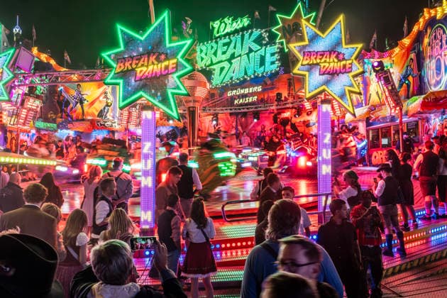 Oktoberfest 2026, Fahrgeschäft Break Dance im Farbenrausch, bestes Wiesnwetter, Sonntagabend 19:50 Uhr, München, 27. September 2026 Deutschland, München, 27. September 2026, Oktoberfest 2026, Fahrgeschäft Break Dance im Farbenrausch, Sonntagabend 19:50 Uhr, typisch bayerisch, Volksfest, bestes Wiesnwetter, Wochenende, Bayern,
