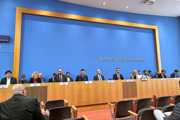 Berlin, Deutschland, 28.09.2026: Bundespressekonferenz: Regierungspressekonferenz: L-R u. a. Felix Pawlowski (BMG), Susanne Ungrad (BMWE), Lars Harmsen (BMF), Mitko Müller (BMVg), Josef Hinterseher (AA), Steffen Meyer (BPA), Corinna Buschow (BPK), Leonard Kaminski (BMI), Vincent Kirschner (BMJV), Marius Mühlhausen (BMAS), Bastian Zimmermann (BMUKN) Copyright: xdtsxNachrichtenagenturx dts_136702