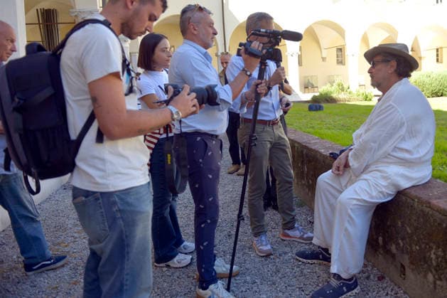 IPA89073831 - Lucca, September 28, 2026 At the Lucca Film Festival and in the San Micheletto complex, director and artist Julian Schnabel poses for photos and then meets with the press. Julian Schnabel, born in 1951, is one of the most celebrated living painters; as a director, he has also made many films, including the biopic *Basquiat*, *Van Gogh* (2018), *Dante™s Hand*, and others. He is married to model May Andersen, with whom he has a son. In the photo: Julian Schnabel being interviewed by local TV stations. Copyright: xRobertoCappelloxfotografox xRobertoCappelloxfotografox IPA89073831