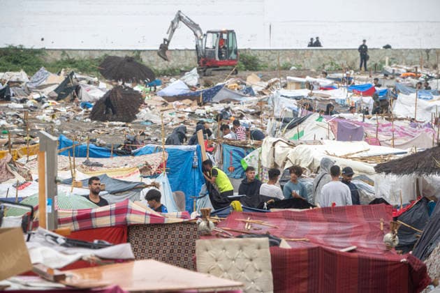 Rain Affects the Settlements on El Trampolín Beach in Ceuta. Migrants try to keep the shacks affected by the rain standing on El Trampolín Beach on September 28, 2026, in Ceuta, Spain. Around 3,000 migrants remain in makeshift settlements on Ceuta’s beaches following the massive influx recorded in late July. Continuous rain is flooding the ground and damaging the shacks built with reeds, plastic, cardboard, and sheets on El Trampolín Beach. SEPTEMBER 28, 2026, Ceuta, Spain Copyright: xMarcosxMorenox 7806266