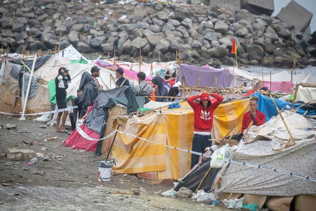 Rain Affects the Settlements on El Trampolín Beach in Ceuta. Migrants try to keep the shacks affected by the rain standing on El Trampolín Beach on September 28, 2026, in Ceuta, Spain. Around 3,000 migrants remain in makeshift settlements on Ceuta’s beaches following the massive influx recorded in late July. Continuous rain is flooding the ground and damaging the shacks built with reeds, plastic, cardboard, and sheets on El Trampolín Beach. SEPTEMBER 28, 2026, Ceuta, Spain Copyright: xMarcosxMorenox 7806268