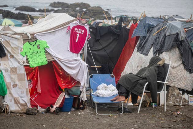 Rain Affects the Settlements on El Trampolín Beach in Ceuta Migrants Remain in the Settlements on El Trampolín Beach Despite the Rain, as of September 28, 2026, in Ceuta, Spain. Around 3,000 migrants remain in makeshift encampments on Ceuta’s beaches following the massive influx recorded in late July. The continuous rain is flooding the ground and damaging the shacks built from reeds, plastic, cardboard, and sheets on Trampolín Beach. SEPTEMBER 28, 2026. Ceuta, Spain Copyright: xMarcosxMorenox 7806275