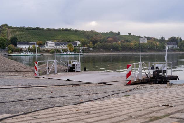 Trebur-Kornsand GER, Rheinfaehre muss Betrieb wegen Niedrigwasser einstellen, Anlegestelle Trebur-Kornsand, 28.09.2026 Totale, Freisteller, Anlegestelle ist aufgrund des Wasserstandes ausser Betrieb, GER, Rheinfaehre muss Betrieb wegen Niedrigwasser einstellen, Anlegestelle Trebur-Kornsand, 28.09.2026, Copyright: xEibner-Pressefoto J-NxGroemlingx EP_JGG