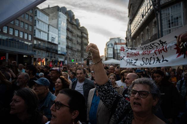 Rally in Vigo in Support of the Maricarmen Decree Dozens of people at a rally in support of the Maricarmen Decree on September 28, 2026, in Vigo, Pontevedra, Galicia, Spain. Organized by the Vigo Housing Alliance, the protest aims to show support for the Maricarmen Decree, the new housing decree demanded by tenants’ unions, named in honor of the octogenarian who was evicted last Wednesday, September 23, in Madrid SEPTEMBER 28, 2026 Adriá Vigo, Pontevedra, Galicia, Vigo, Pontevedra, Galicia, Spain Copyright: xAdrianxIragox 7806621