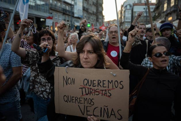 Rally in Vigo in Support of the Maricarmen Decree Dozens of people at a rally in support of the Maricarmen Decree on September 28, 2026, in Vigo, Pontevedra, Galicia, Spain. Organized by the Vigo Housing Alliance, the protest aims to show support for the Maricarmen Decree, the new housing decree demanded by tenants’ unions, named in honor of the octogenarian who was evicted last Wednesday, September 23, in Madrid SEPTEMBER 28, 2026 Adriá Vigo, Pontevedra, Galicia, Vigo, Pontevedra, Galicia, Spain Copyright: xAdrianxIragox 7806622