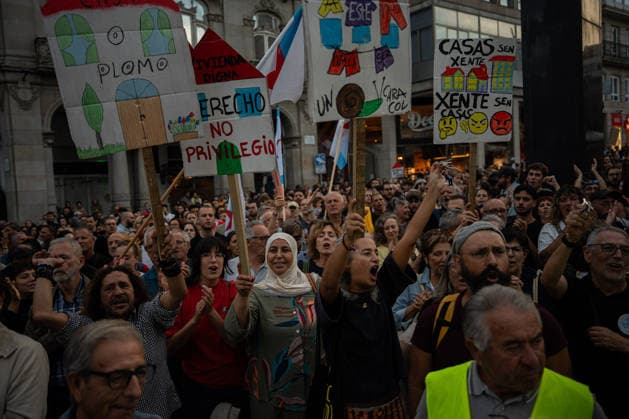 Rally in Vigo in Support of the Maricarmen Decree Dozens of people at a rally in support of the Maricarmen Decree on September 28, 2026, in Vigo, Pontevedra, Galicia, Spain. Organized by the Vigo Housing Alliance, the protest aims to show support for the Maricarmen Decree, the new housing decree demanded by tenants’ unions, named in honor of the octogenarian who was evicted last Wednesday, September 23, in Madrid SEPTEMBER 28, 2026 Adriá Vigo, Pontevedra, Galicia, Vigo, Pontevedra, Galicia, Spain Copyright: xAdrianxIragox 7806623