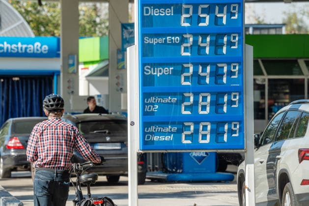 Teuer tanken, zwei Tage vor Beginn des neuen Tankrabatts kostet Diesel an dieser Aral-Tankstelle 2,54 Euro, Super E10 kostet 2,41 Euro, Rekordpreise, Spritpreise sinken zum 1. Oktober, München, 29. September 2026 Deutschland, München, 29. September 2026, teuer Tanken, zwei Tage vor Beginn des neuen Tankrabatts kostet Diesel an dieser Aral-Tankstelle 2,54 Euro, Super E10 kostet 2,41 Euro, Rekordpreise mittags um 12:20 Uhr, Spritpreise sinken zum 1. Oktober, Senkung der Energiesteuer um 17 Cent brutto pro Liter, Entlastung der Autofahrer für die nächsten drei Monate, - 17 Cent, hohe Spritpreise wegen des Irankriegs, Tankstelle in München-Trudering, Benzinpreise, Tankstellenpreise, Inflation, Wirtschaft, Herbst, Bayern,