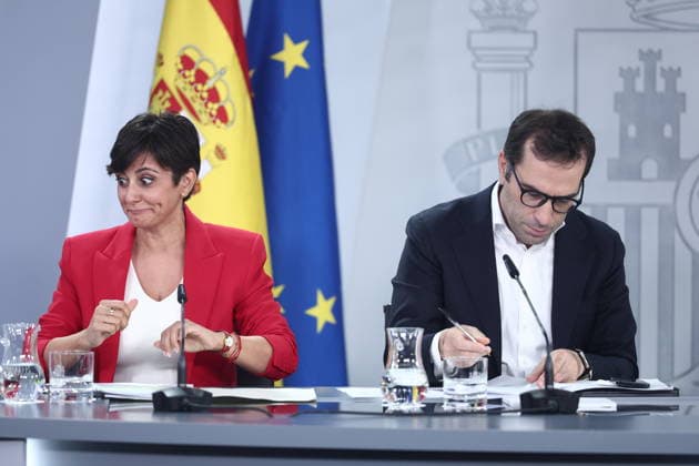 The government agrees to provide protection against evictions through 2030 and to ban purchases by vulture funds through 2028. The Minister of Housing and Urban Agenda, Isabel Rodríguez, and the First Vice President and Minister of Economy, Trade, and Business, Carlos Cuerpo, during the press conference following the Council of Ministers meeting on September 29, 2026, in Madrid, Spain. On Tuesday, the government approved two royal decrees on housing during the Council of Ministers meeting, which include extending protection against evictions through 2030, regulating seasonal rentals and room rentals, banning purchases by vulture funds through 2028, and extending by two years the existing contracts set to expire before December 31, 2028, am Copyright: xEduardoxParrax 7808062